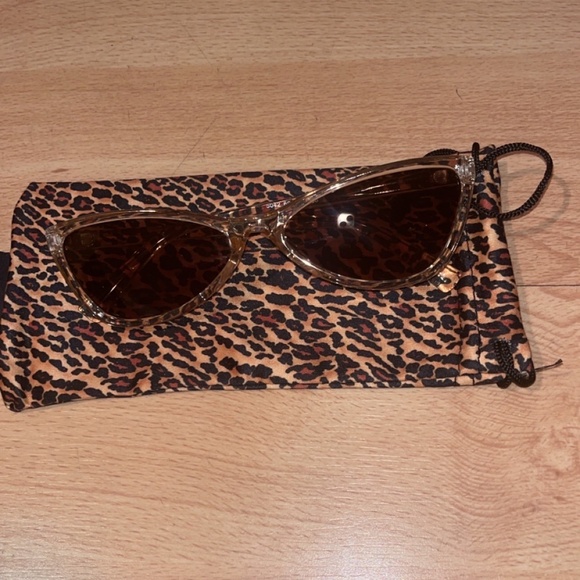 Sunglasses with leopard print case - Picture 2 of 3